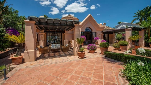 Chalet de 3 habitaciones en Lomas De Marbella, Marbella en venta con piscina - 7.690.000 € (Ref: 9890080)