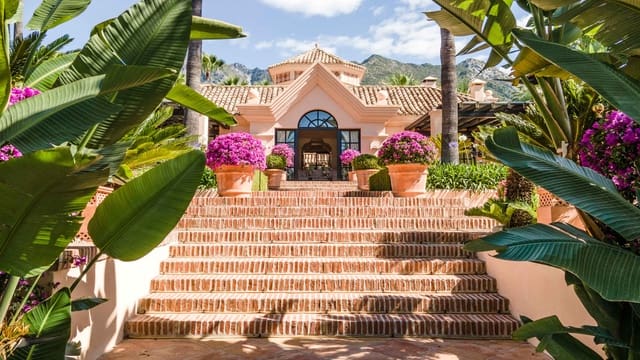 Chalet de 3 habitaciones en Lomas De Marbella, Marbella en venta con piscina - 7.690.000 € (Ref: 9890080)