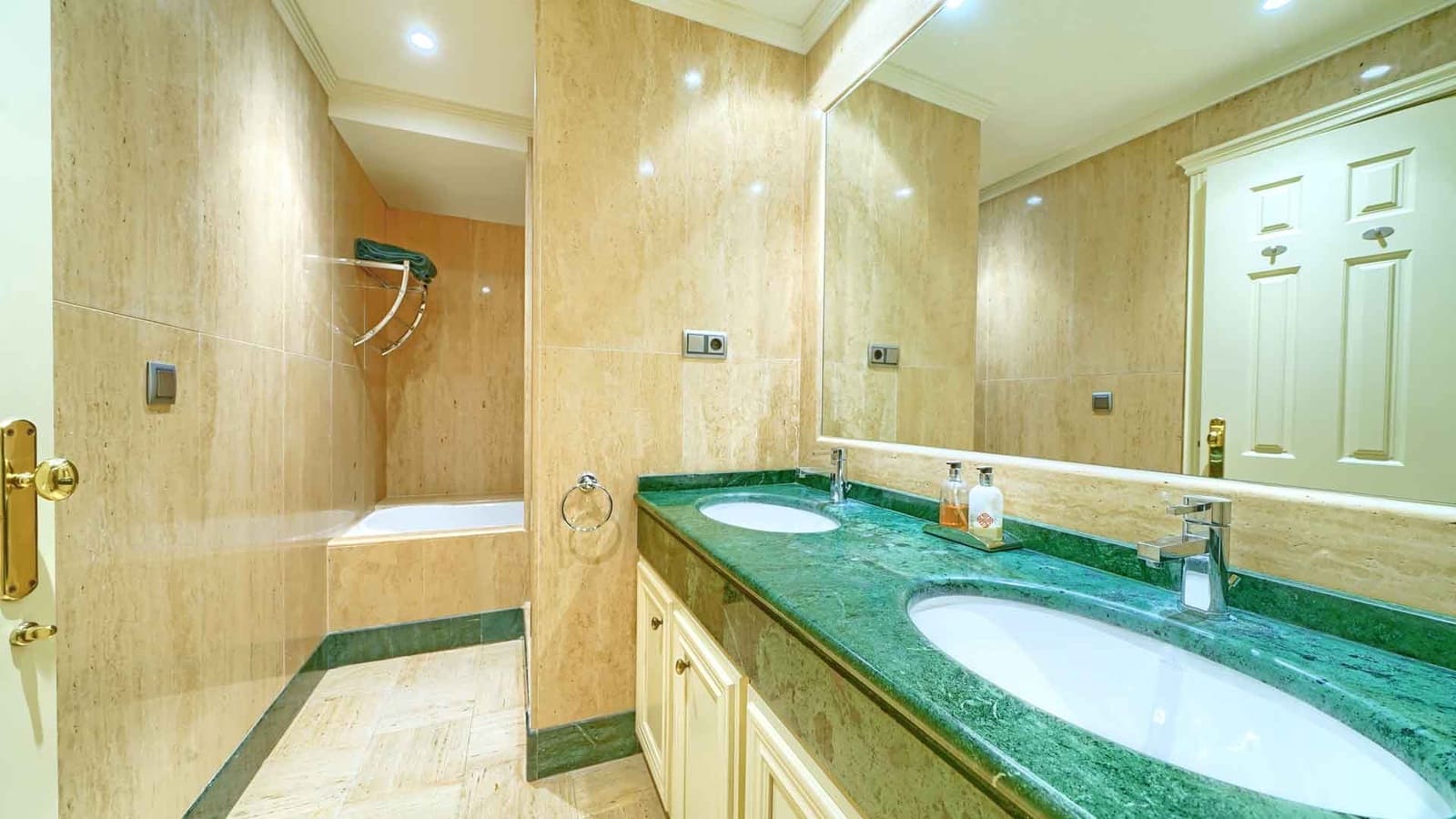 3 quarto Apartamento para venda em Golden Mile com piscina - 950 000 € (Ref: 9894137)