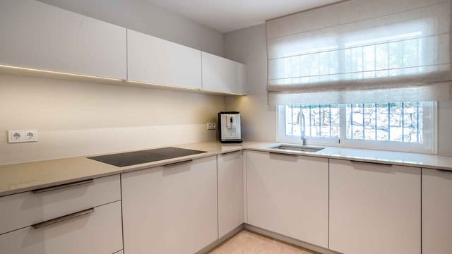 3 makuuhuone Huoneisto myytävänä paikassa Sierra Blanca, Marbella mukana uima-altaan - 995 000 € (Ref: 9899394)