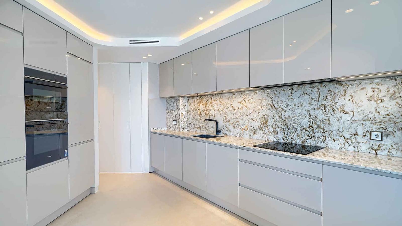 Apartamento de 3 habitaciones en Marbella en venta - 2.500.000 € (Ref: 9924339)