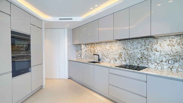 Apartamento de 3 habitaciones en Playa Bajadilla - Puertos, Marbella en venta - 2.500.000 € (Ref: 9924339)