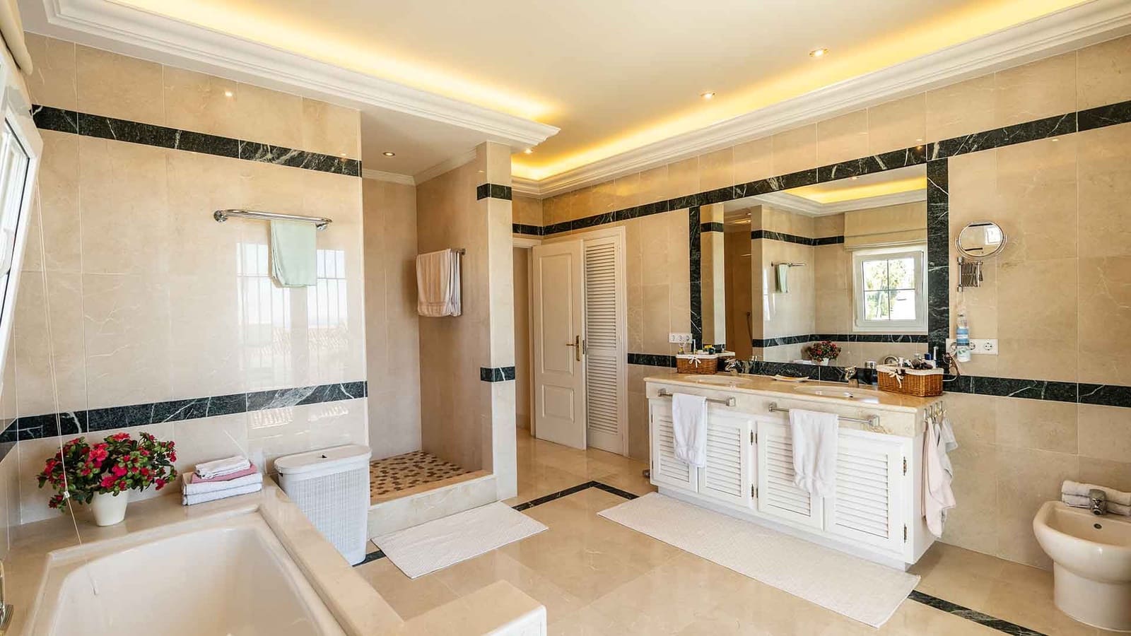 5 soverom Villa til salgs i Golden Mile med svømmebasseng - € 5 500 000 (Ref: 9929079)