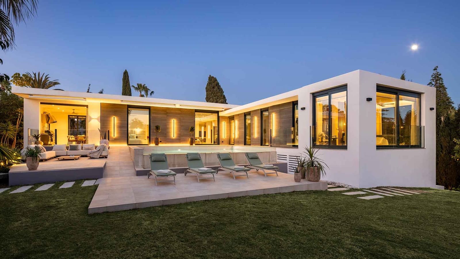 5 bedroom Villa for sale in Nueva Andalucia with pool - € 3,950,000 (Ref: 9936099)