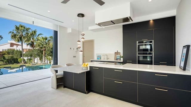 Chalet de 5 habitaciones en Nueva Andalucía Centro, Marbella en venta con piscina - 3.950.000 € (Ref: 9936099)