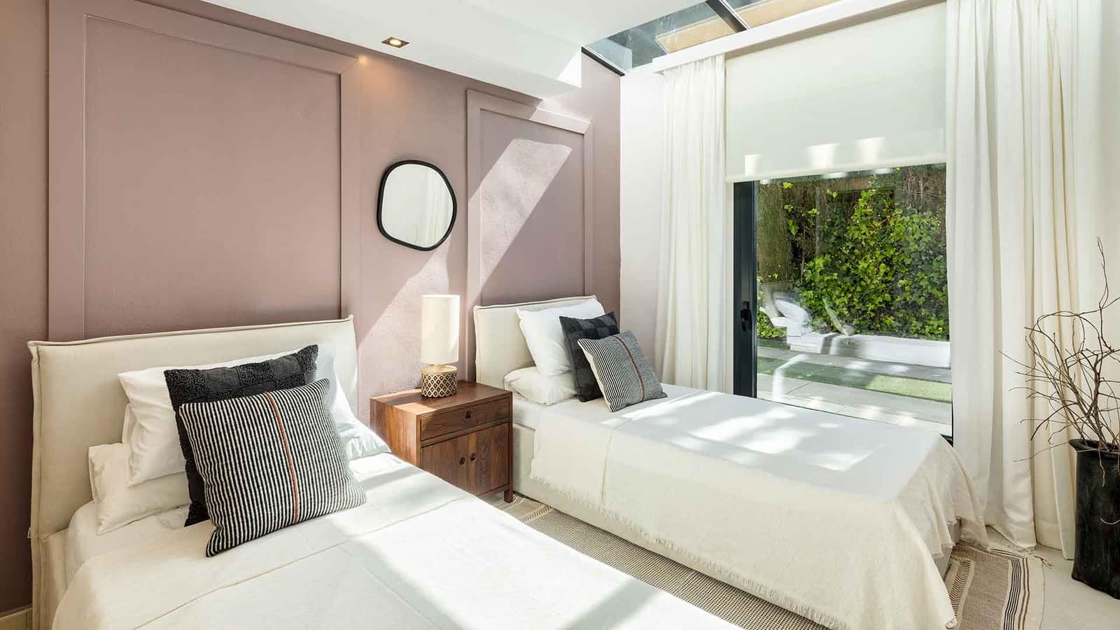5 bedroom Villa for sale in Nueva Andalucia with pool - € 3,950,000 (Ref: 9936099)