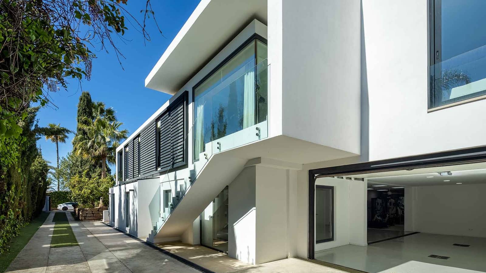 5 bedroom Villa for sale in Nueva Andalucia with pool - € 3,950,000 (Ref: 9936099)