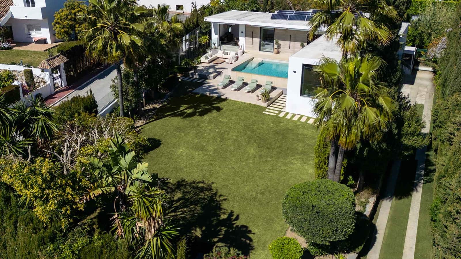 5 bedroom Villa for sale in Nueva Andalucia with pool - € 3,950,000 (Ref: 9936099)