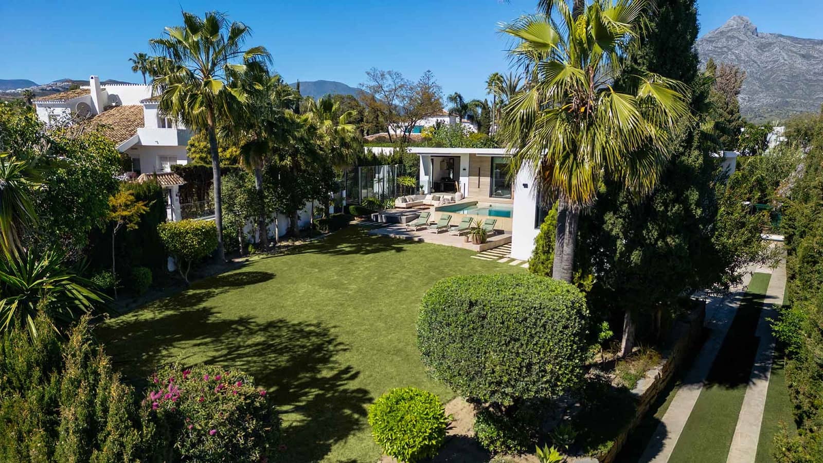 5 bedroom Villa for sale in Nueva Andalucia with pool - € 3,950,000 (Ref: 9936099)