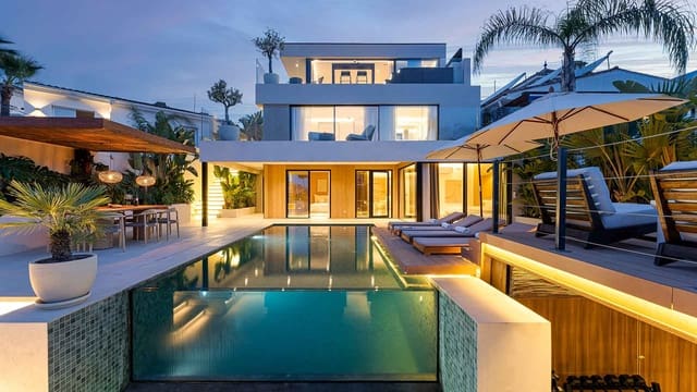 Chalet de 5 habitaciones en Nueva Andalucía Centro, Marbella en venta con piscina - 2.995.000 € (Ref: 9936101)