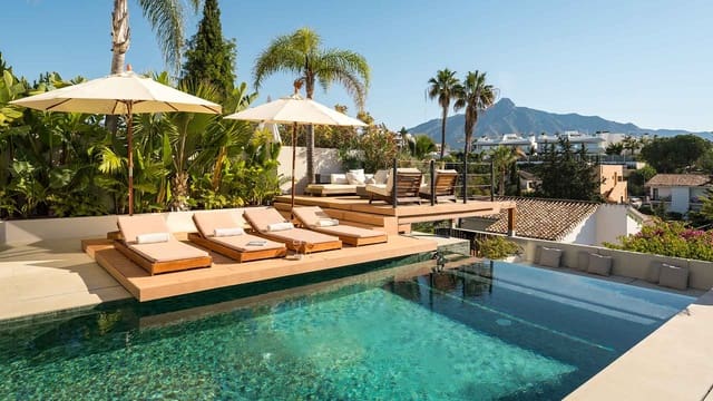 Chalet de 5 habitaciones en Nueva Andalucía Centro, Marbella en venta con piscina - 2.995.000 € (Ref: 9936101)