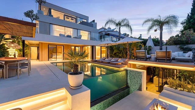 Chalet de 5 habitaciones en Nueva Andalucía Centro, Marbella en venta con piscina - 2.995.000 € (Ref: 9936101)