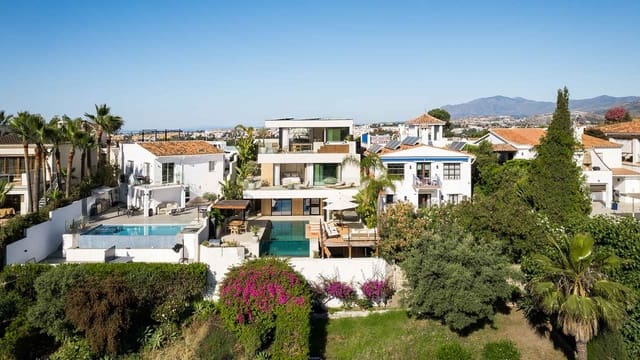 Chalet de 5 habitaciones en Nueva Andalucía Centro, Marbella en venta con piscina - 2.995.000 € (Ref: 9936101)