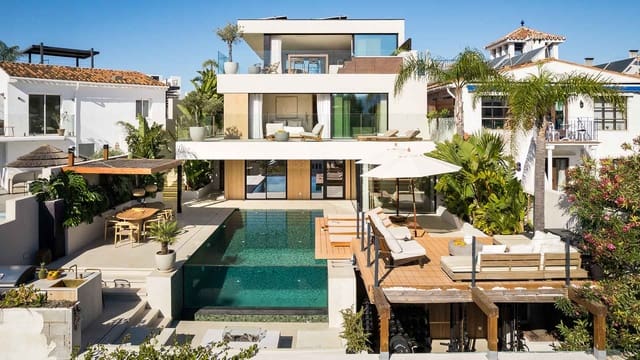 Chalet de 5 habitaciones en Nueva Andalucía Centro, Marbella en venta con piscina - 2.995.000 € (Ref: 9936101)