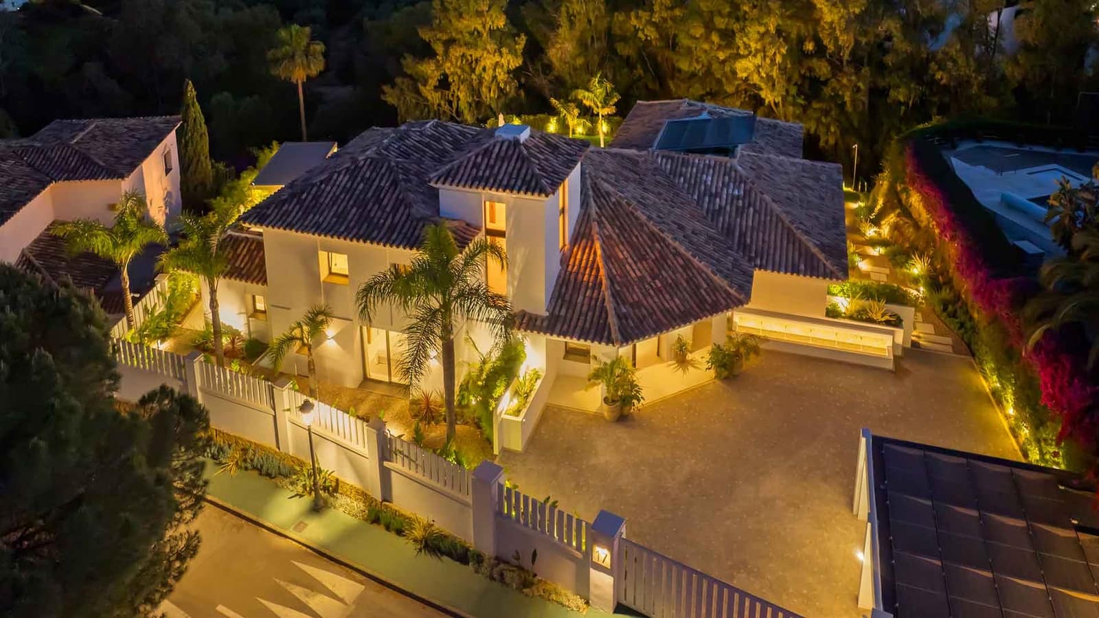 Villa for sale in Benahavis with pool - € 7,470,000 (Ref: 9936102)