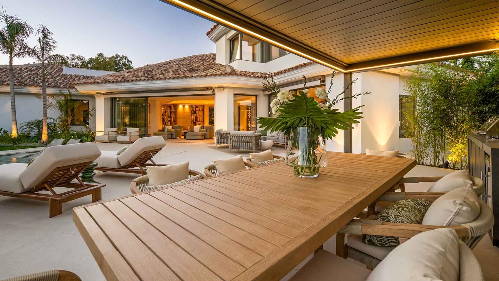 Villa for sale in Benahavis with pool - € 7,470,000 (Ref: 9936102)