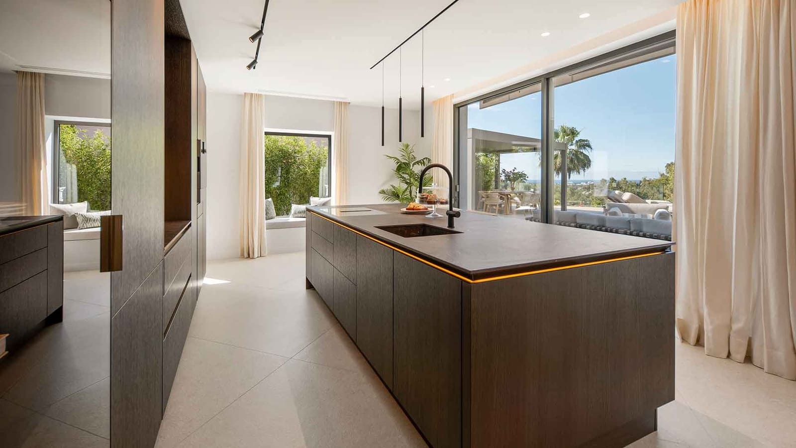 Villa for sale in Benahavis with pool - € 7,470,000 (Ref: 9936102)