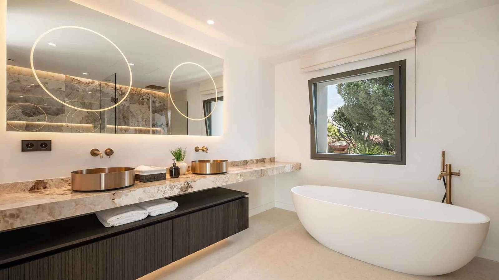Villa for sale in Benahavis with pool - € 7,470,000 (Ref: 9936102)