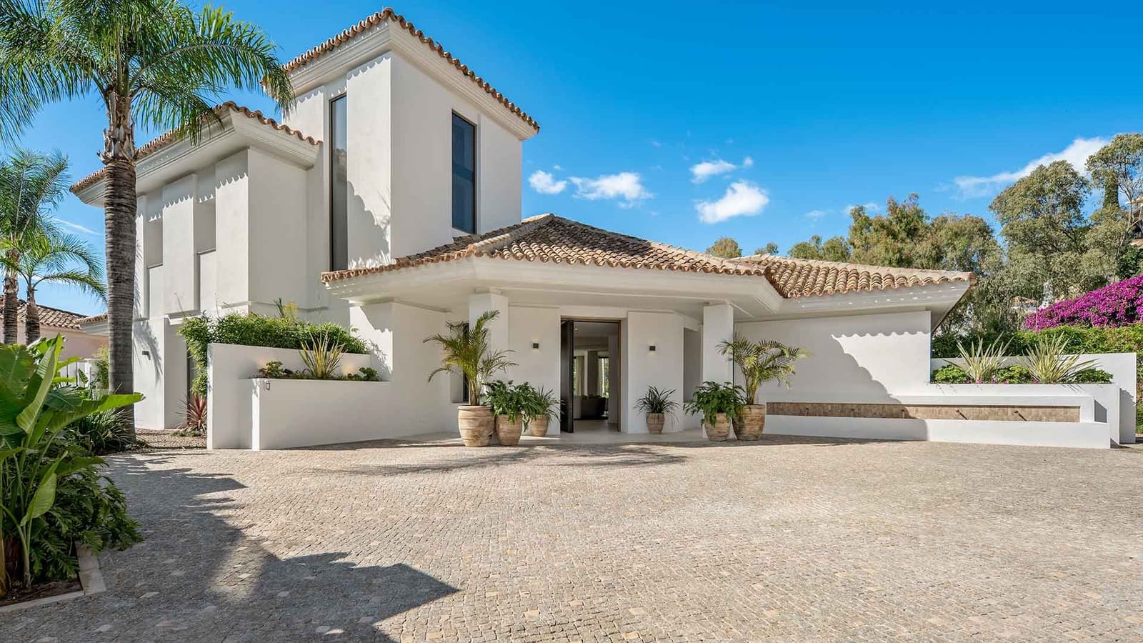 Villa for sale in Benahavis with pool - € 7,470,000 (Ref: 9936102)