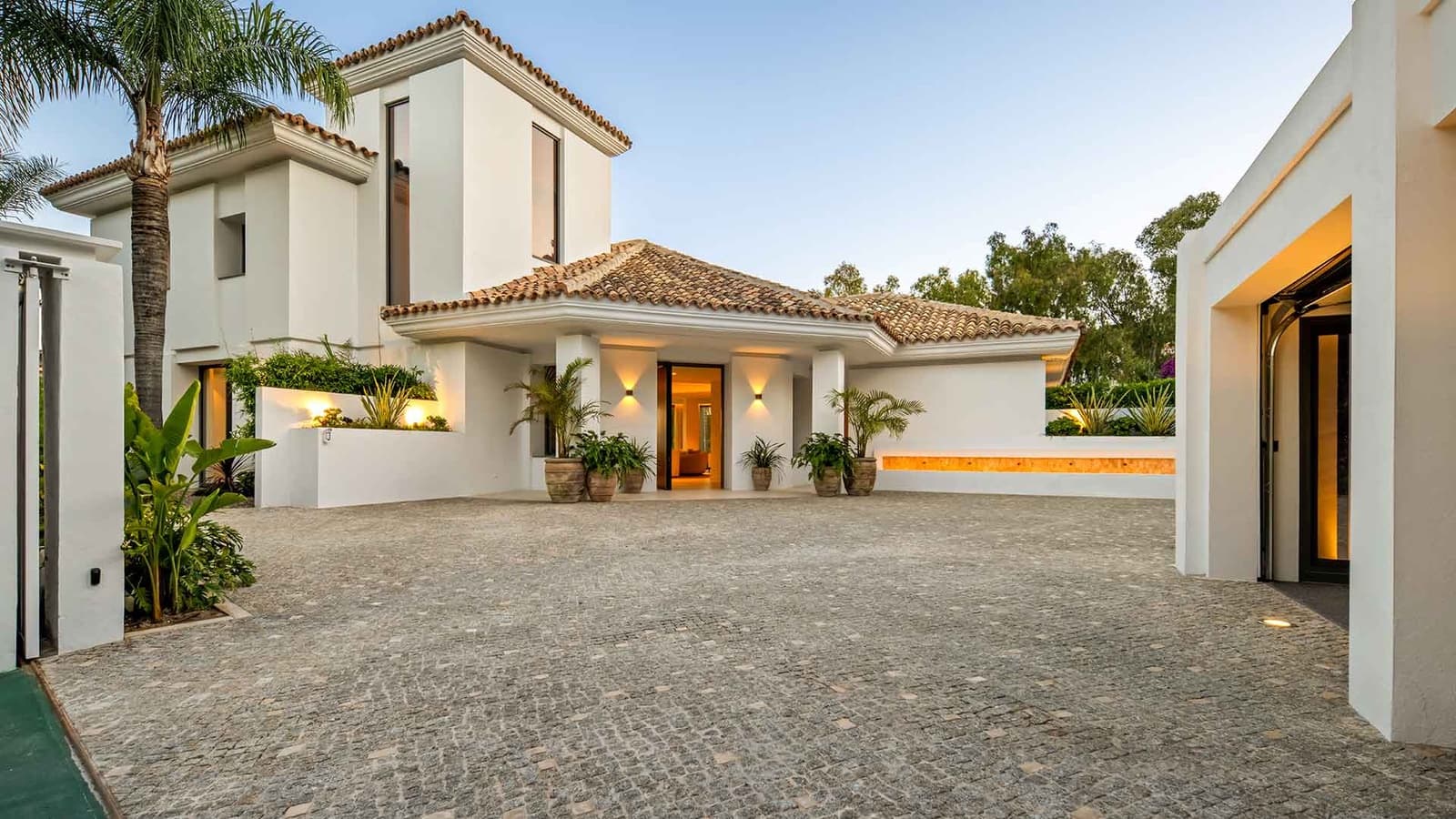 Villa for sale in Benahavis with pool - € 7,470,000 (Ref: 9936102)