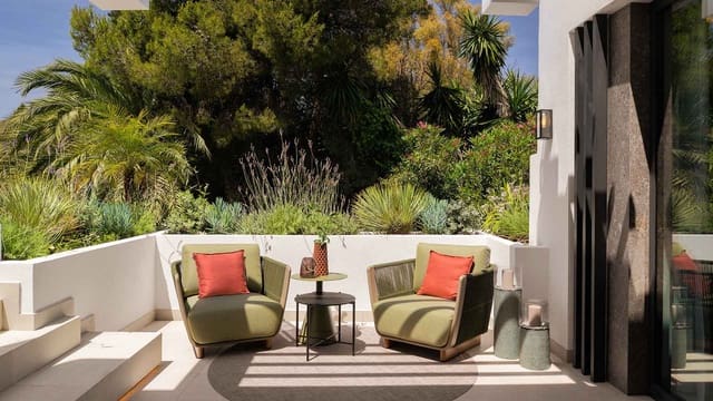 Ático de 3 habitaciones en Lomas De Marbella, Marbella en venta con piscina - 2.490.000 € (Ref: 9936103)