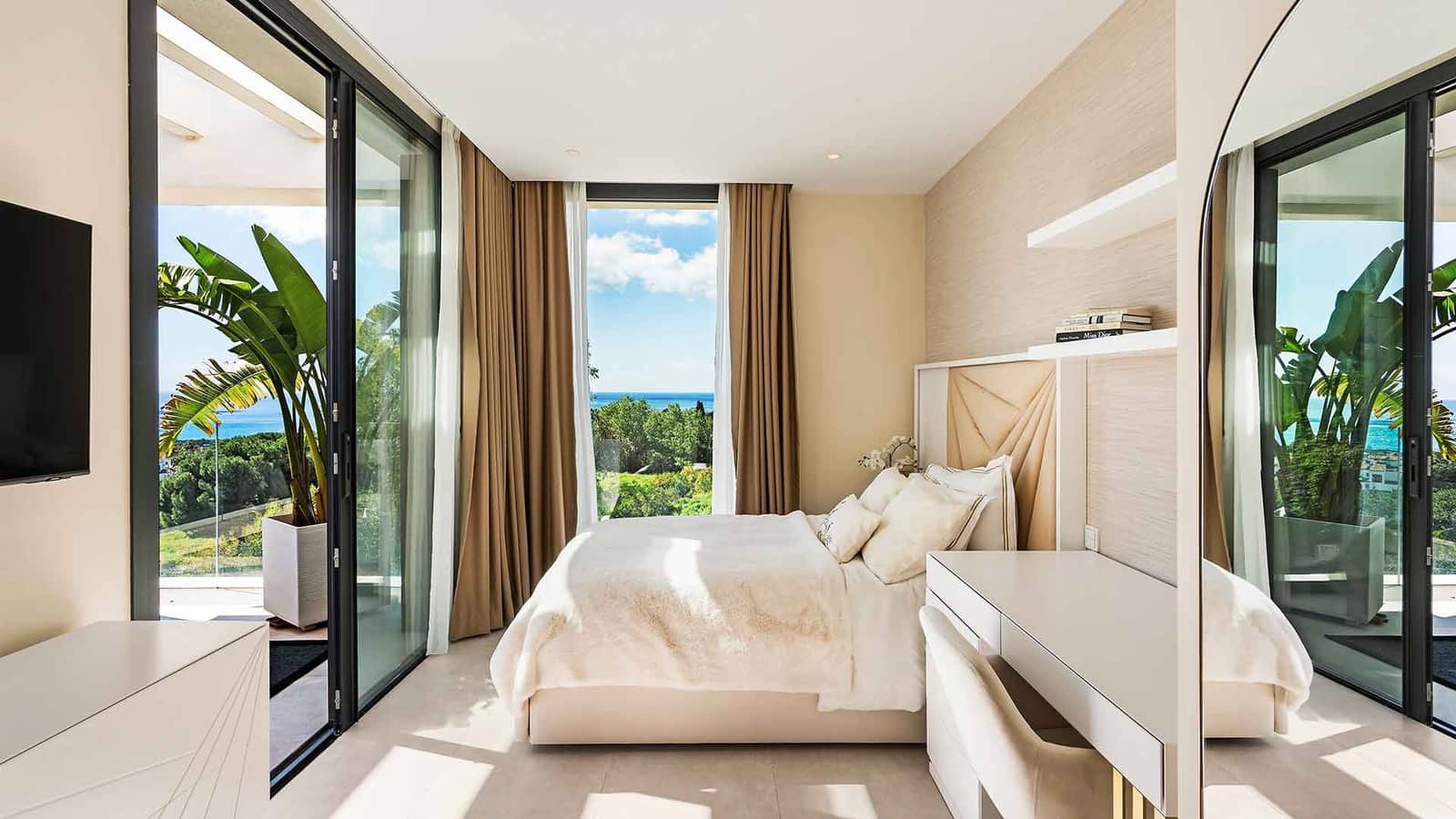 4 bedroom Villa for sale in Golden Mile with pool - € 3,500,000 (Ref: 9936107)