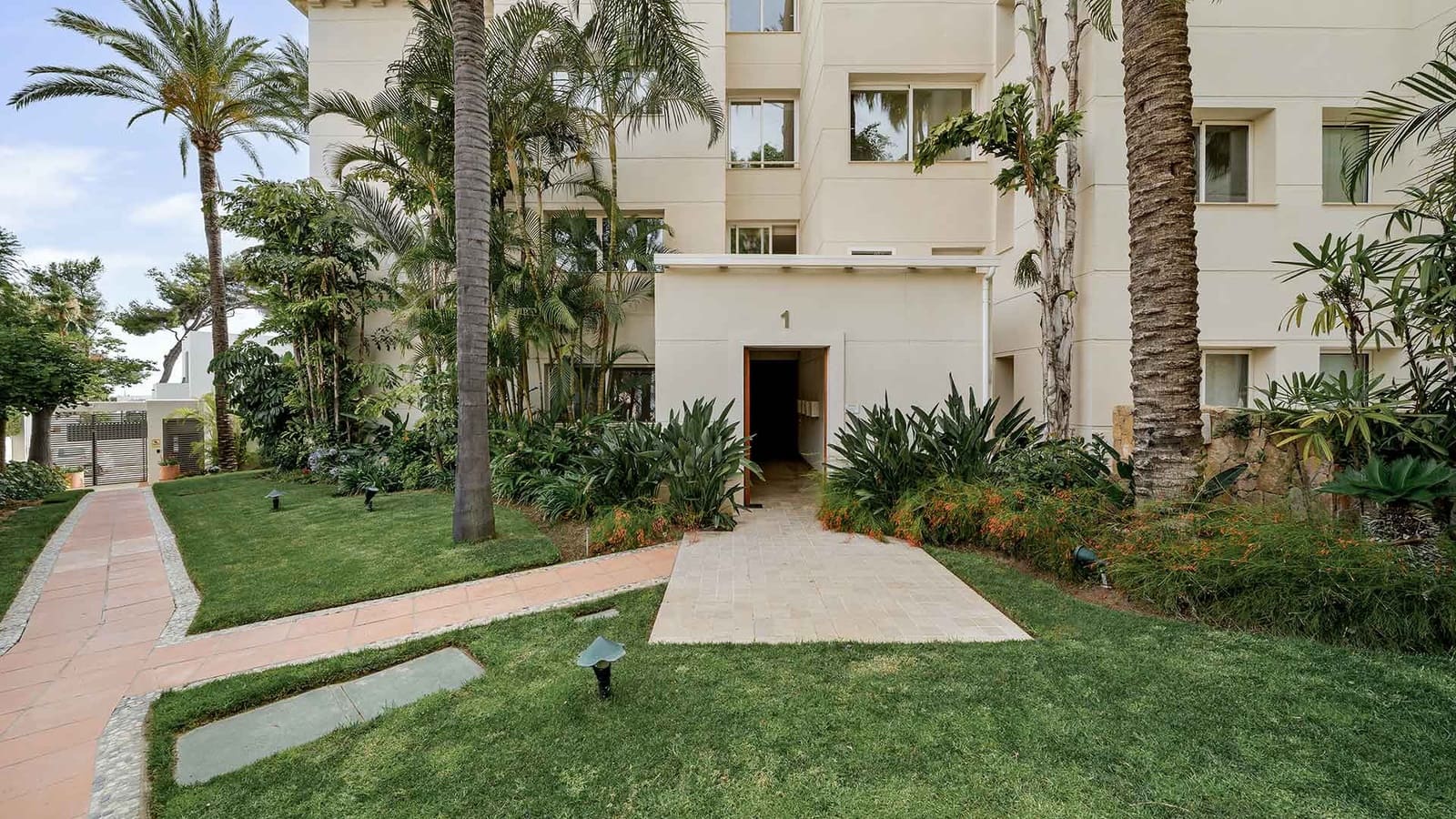 3 bedroom Apartment for sale in Golden Mile with pool - € 2,150,000 (Ref: 9942049)