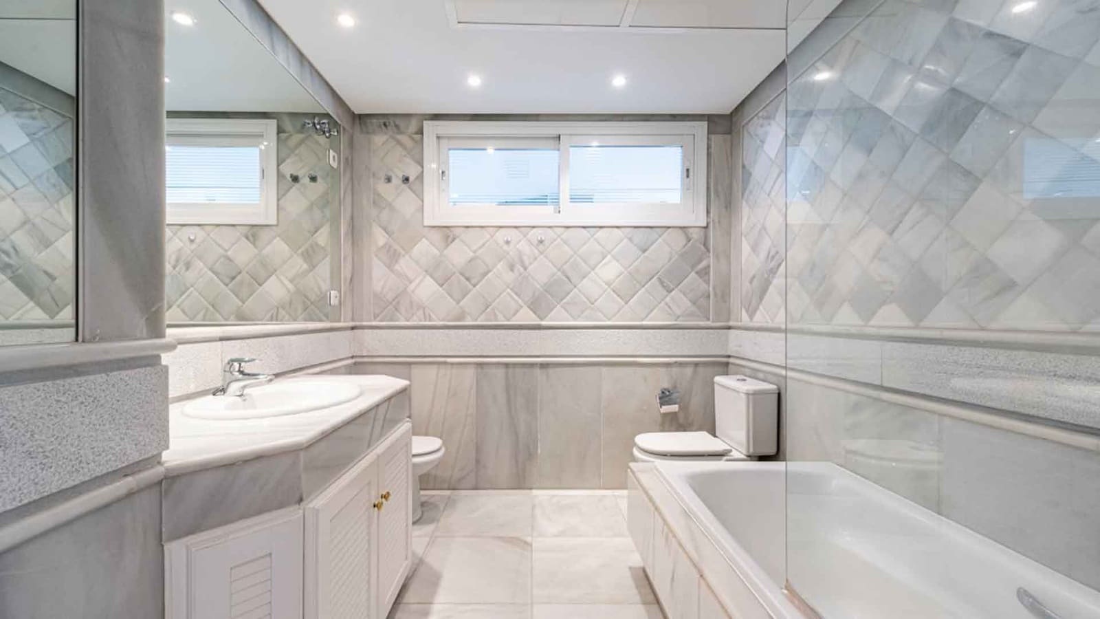 2 bedroom Apartment for sale in Golden Mile with pool - € 1,260,000 (Ref: 9966376)