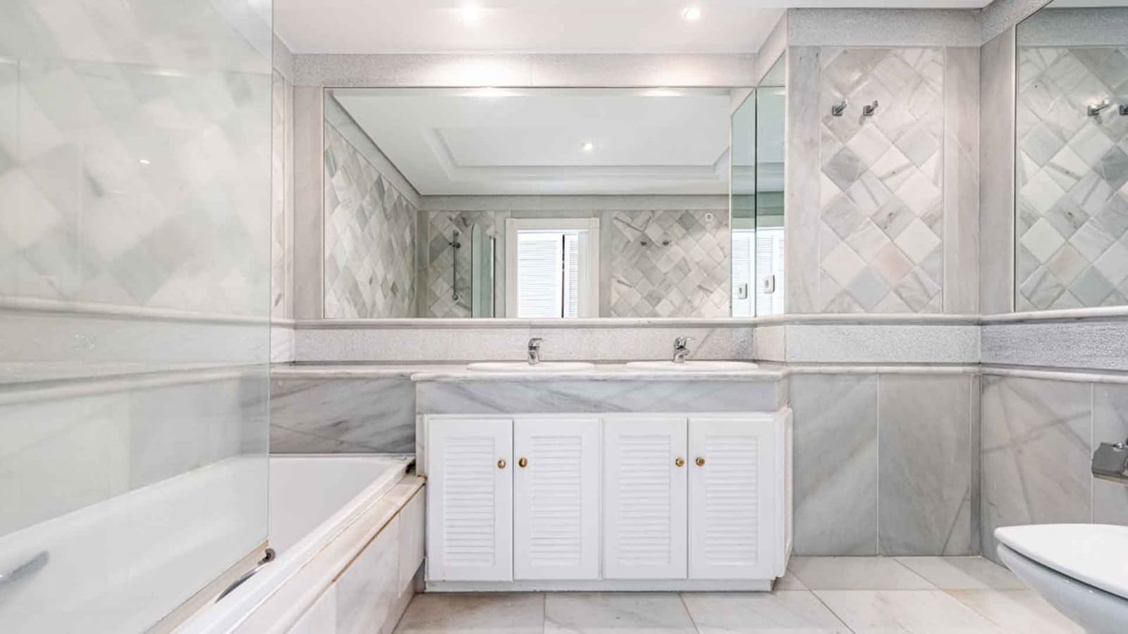 2 bedroom Apartment for sale in Golden Mile with pool - € 1,260,000 (Ref: 9966376)