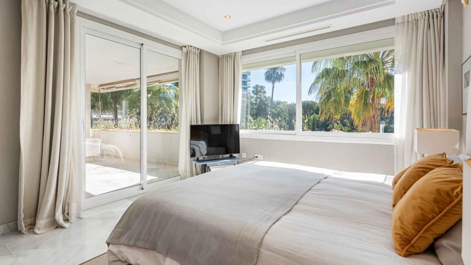 2 bedroom Apartment for sale in Golden Mile with pool - € 1,260,000 (Ref: 9966376)
