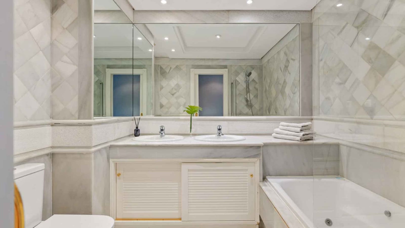 2 bedroom Apartment for sale in Golden Mile with pool - € 1,210,000 (Ref: 9966377)