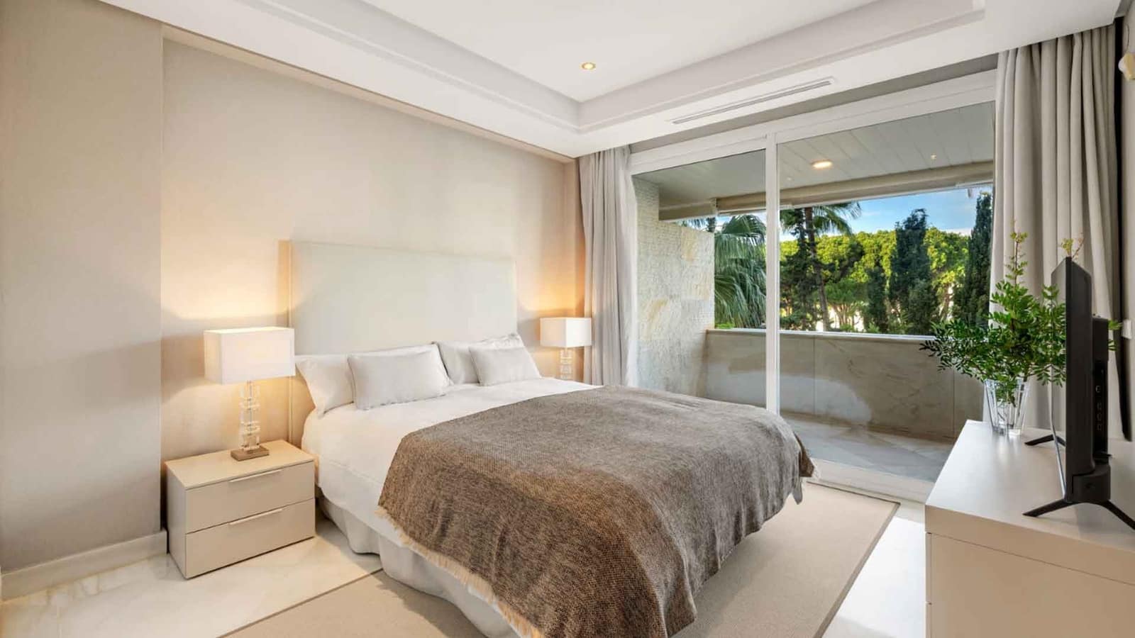 2 bedroom Apartment for sale in Golden Mile with pool - € 1,210,000 (Ref: 9966377)