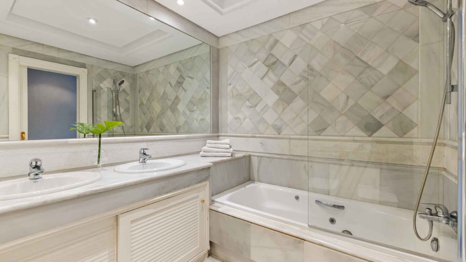 2 bedroom Apartment for sale in Golden Mile with pool - € 1,210,000 (Ref: 9966377)