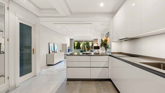 2 bedroom Apartment for sale in Lomas De Marbella, Marbella with pool - € 1,210,000 (Ref: 9966377)