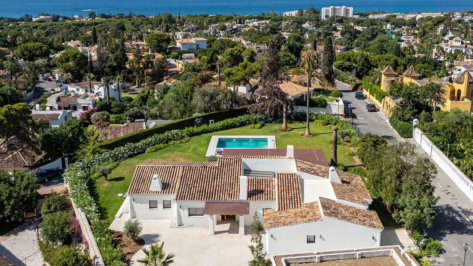 5 bedroom Villa for sale in Marbella with pool - € 3,895,000 (Ref: 9977032)