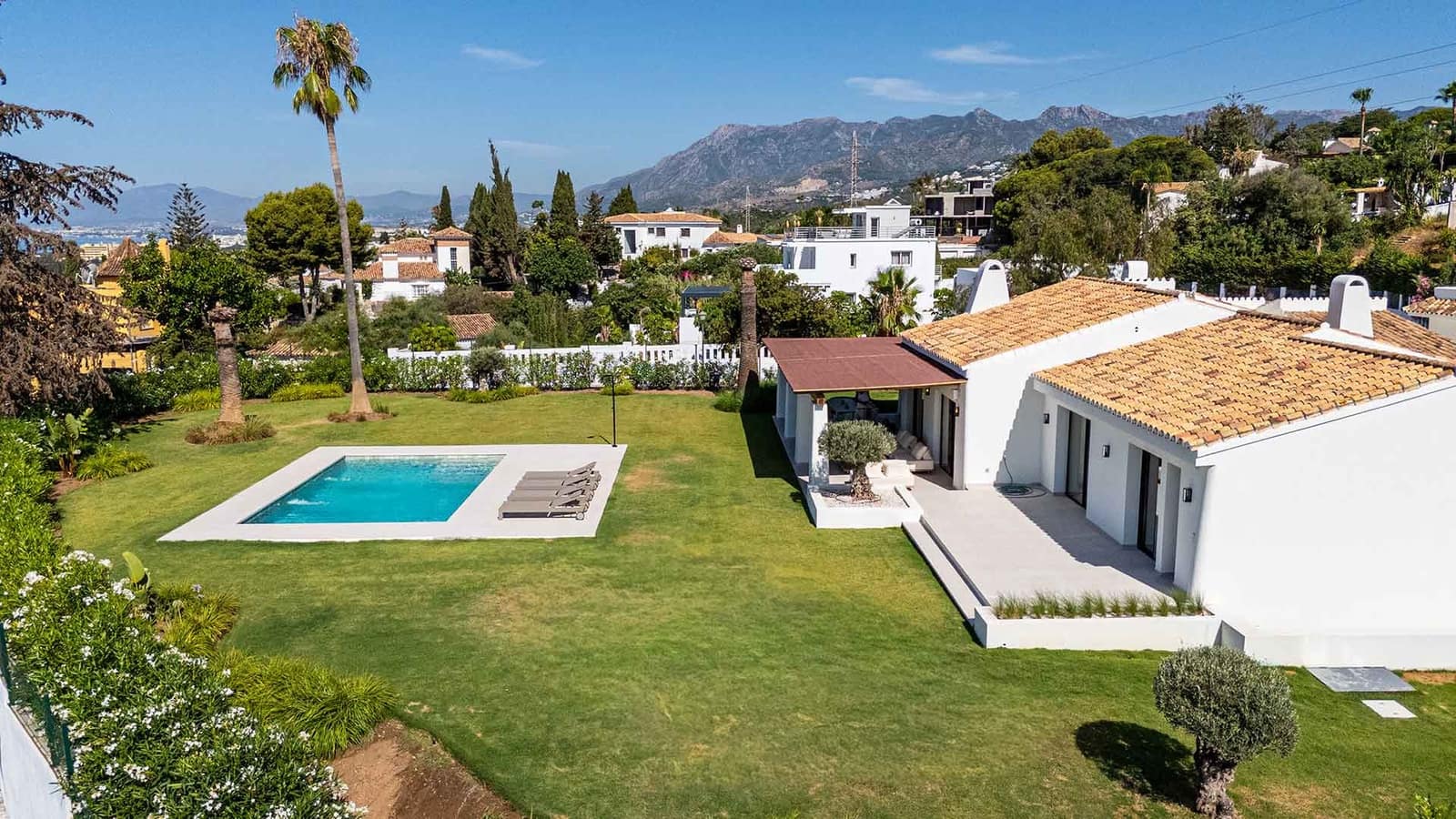 5 bedroom Villa for sale in Marbella with pool - € 3,895,000 (Ref: 9977032)