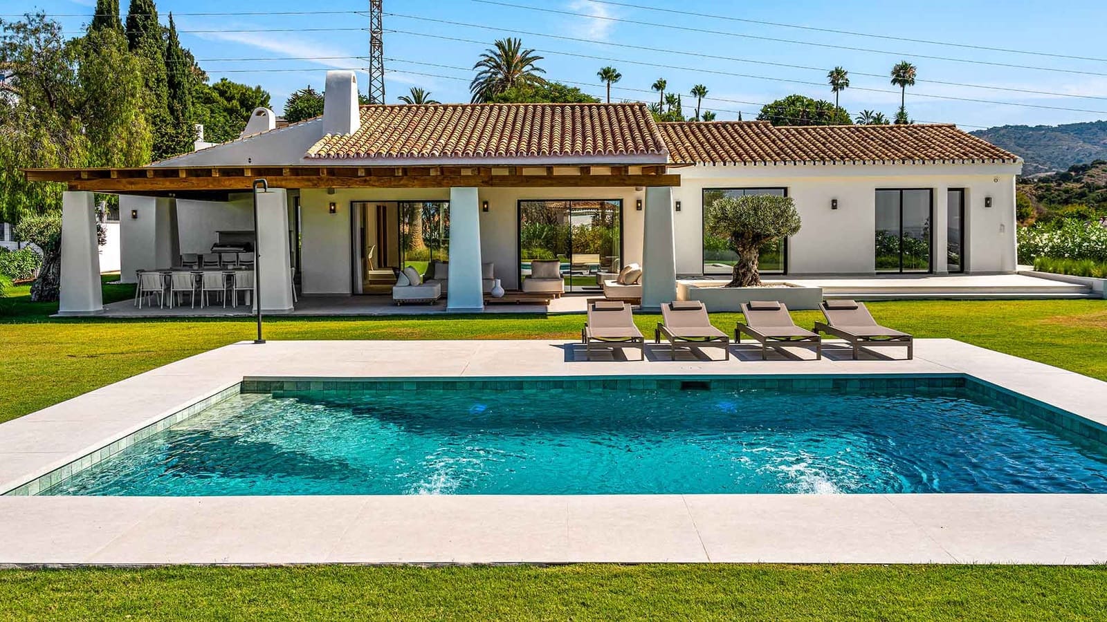 5 bedroom Villa for sale in Marbella with pool - € 3,895,000 (Ref: 9977032)