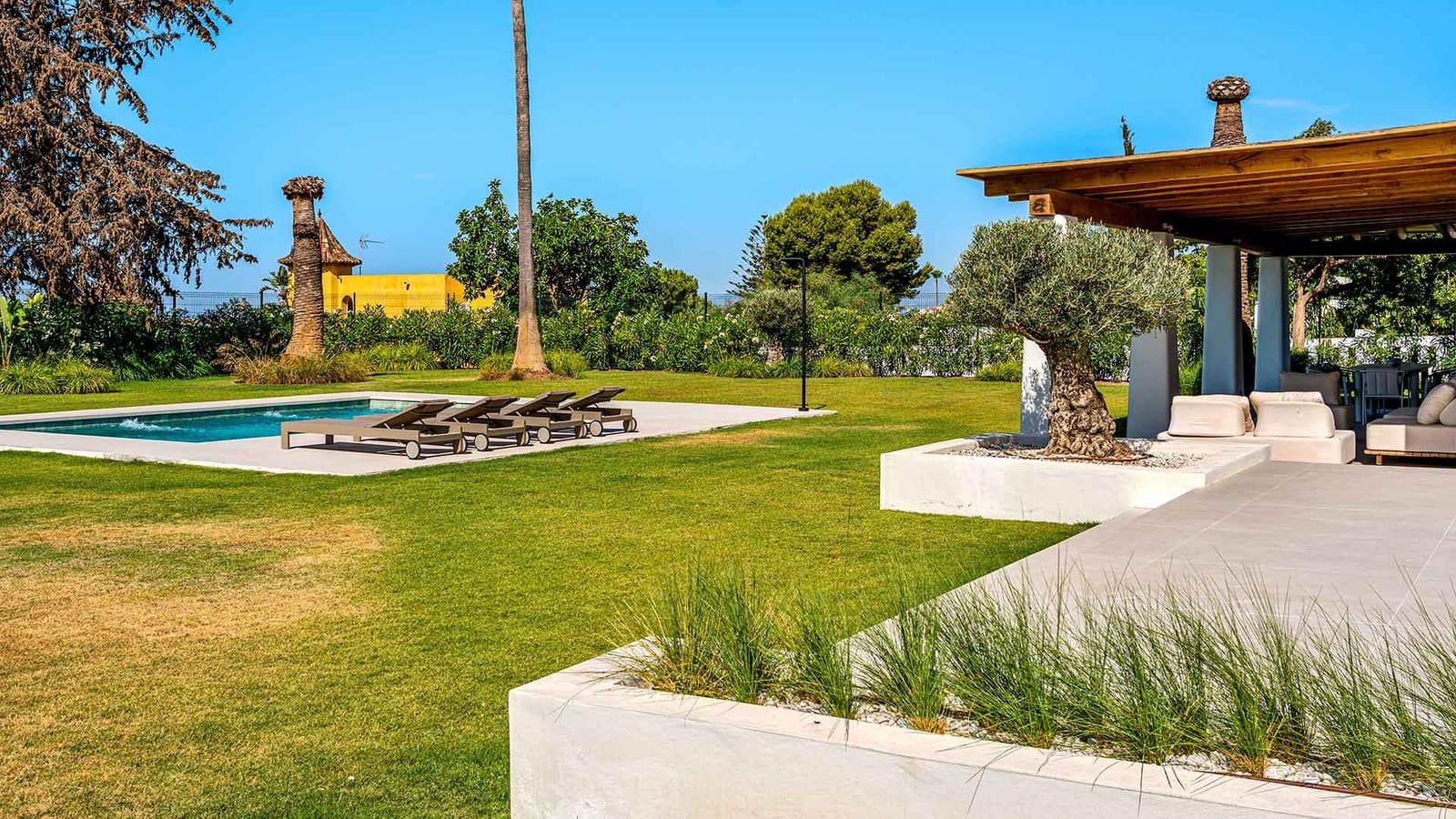 5 bedroom Villa for sale in Marbella with pool - € 3,895,000 (Ref: 9977032)