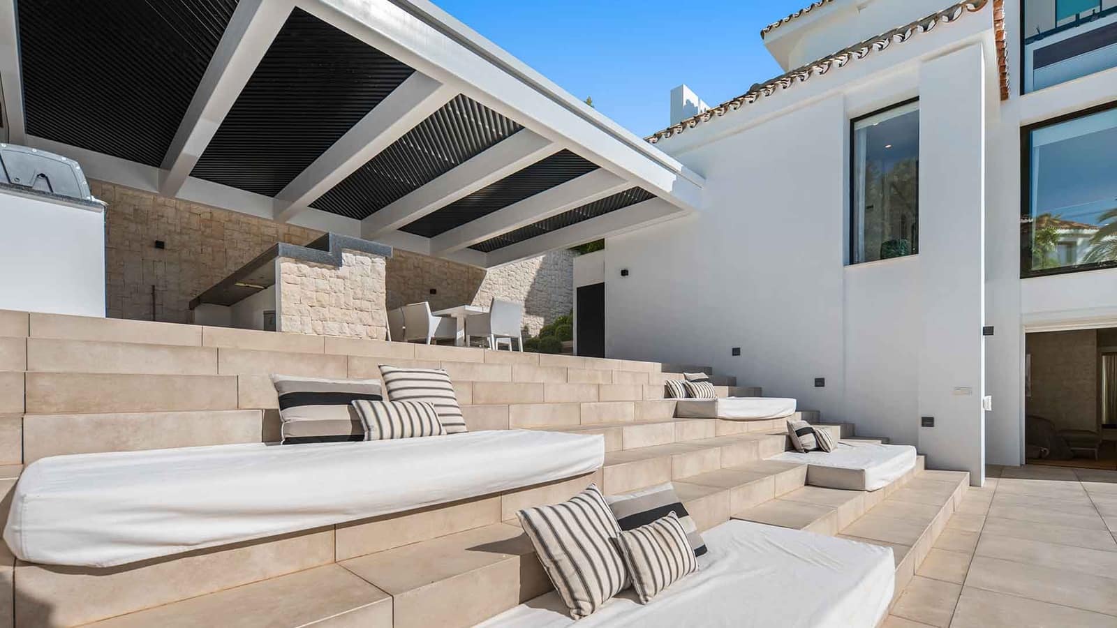 5 bedroom Villa for sale in Nueva Andalucia with pool - € 3,800,000 (Ref: 9979583)