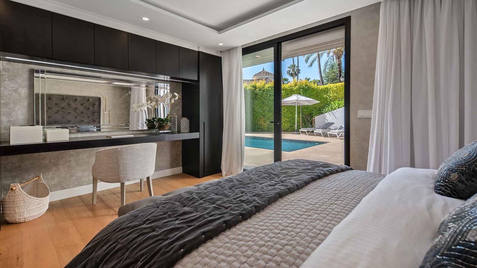 5 bedroom Villa for sale in Nueva Andalucia with pool - € 3,800,000 (Ref: 9979583)