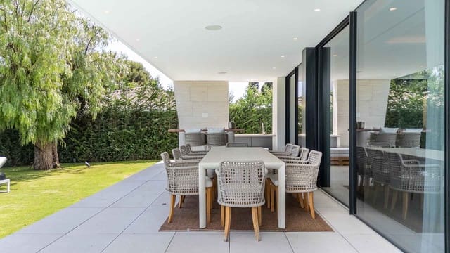 Chalet de 6 habitaciones en Los Monteros, Marbella en venta con piscina - 8.750.000 € (Ref: 9993967)