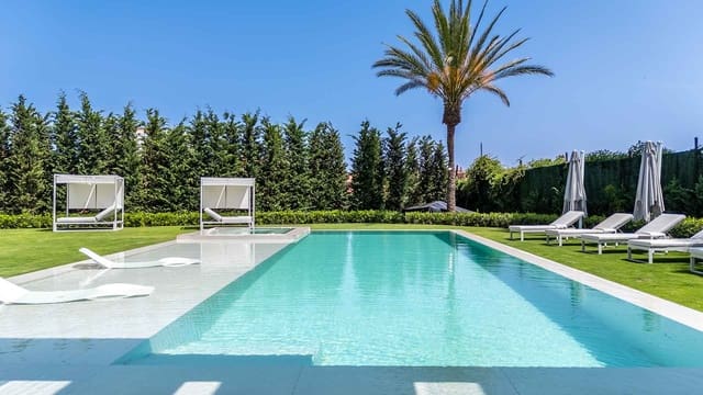 Chalet de 6 habitaciones en Los Monteros, Marbella en venta con piscina - 8.750.000 € (Ref: 9993967)