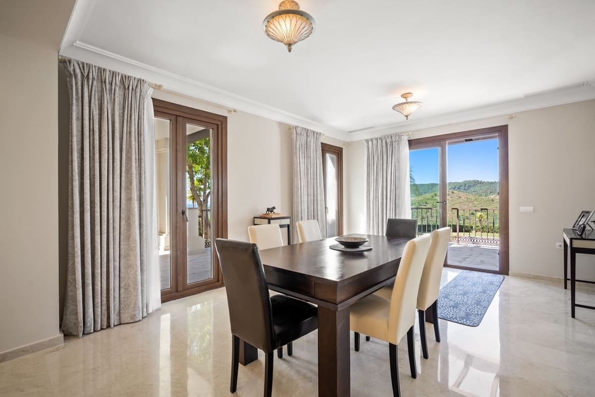 6 bedroom Villa for sale in Benahavis - € 2,475,000 (Ref: 6913895)