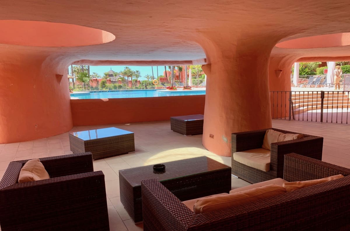 2 bedroom Apartment for rent in Estepona with pool garage - € 2,500 (Ref: 6995846)