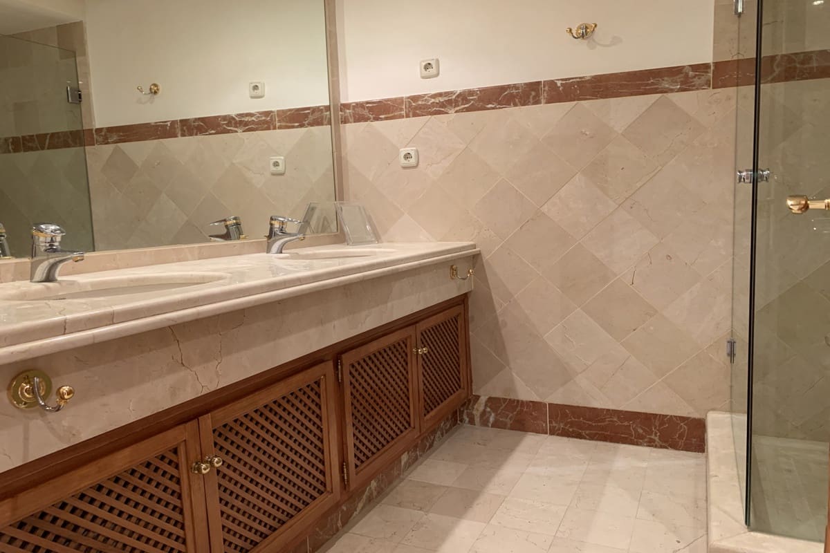 2 bedroom Apartment for rent in Estepona with pool garage - € 2,500 (Ref: 6995846)