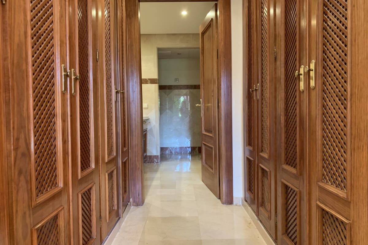 2 bedroom Apartment for rent in Estepona with pool garage - € 2,500 (Ref: 6995846)