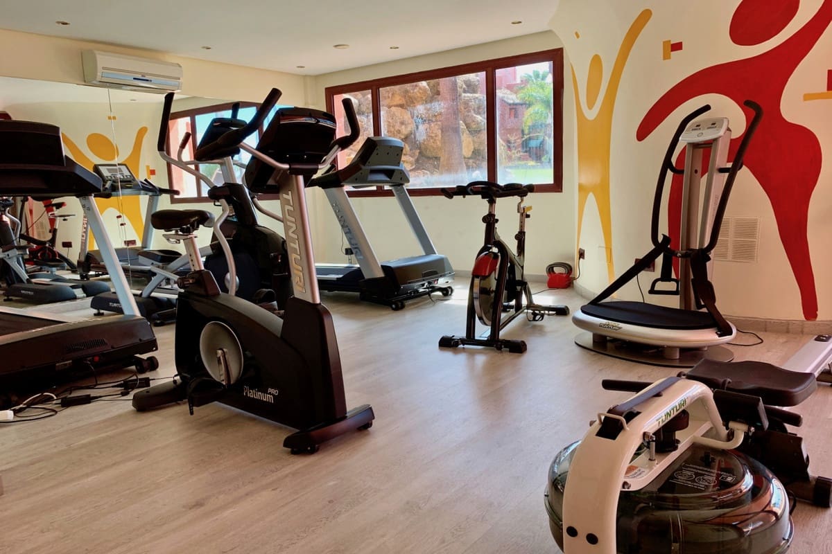 2 bedroom Apartment for rent in Estepona with pool garage - € 2,500 (Ref: 6995846)