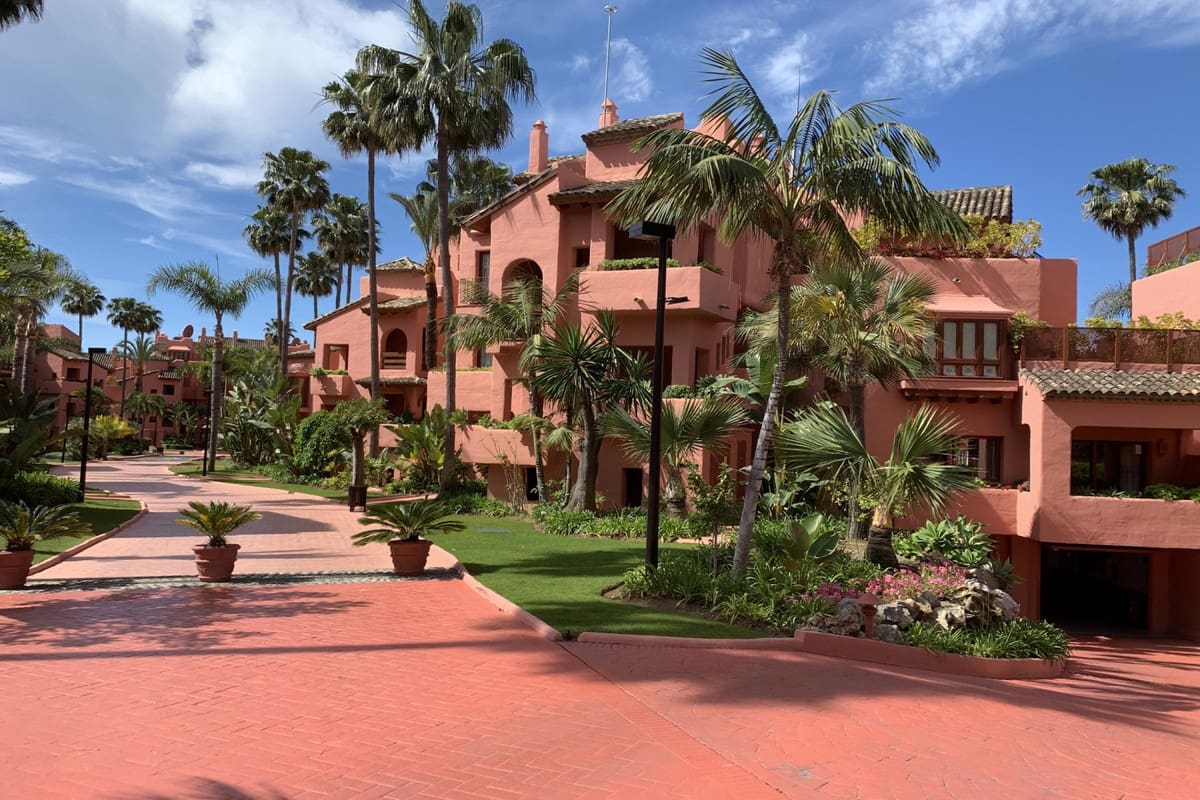 2 bedroom Apartment for rent in Estepona with pool garage - € 2,500 (Ref: 6995846)