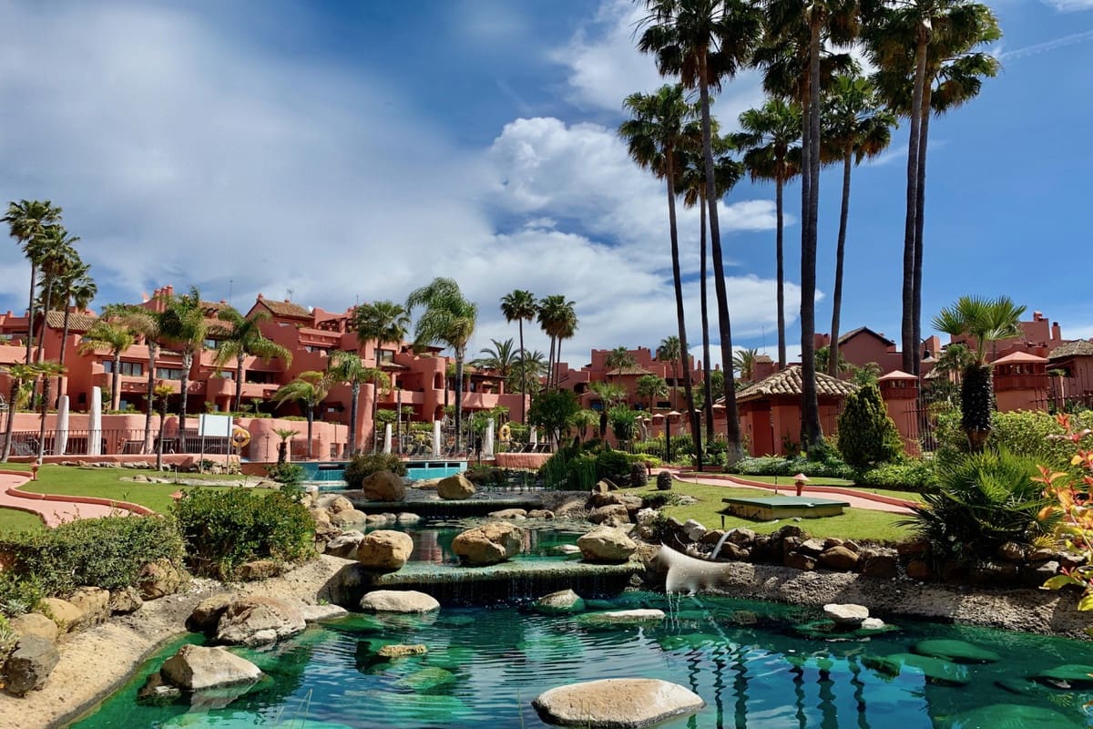 2 bedroom Apartment for rent in Estepona with pool garage - € 2,500 (Ref: 6995846)