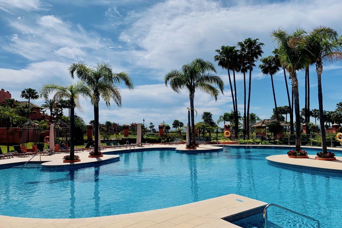 2 bedroom Apartment for rent in Estepona with pool garage - € 2,500 (Ref: 6995846)